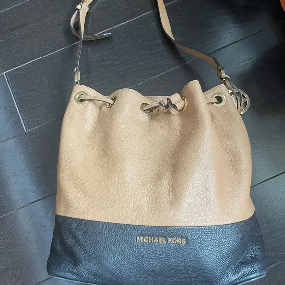 Michael Kors Tan and Black Shoulder Bag with Signature MK Hardware - Picture 4 of 12